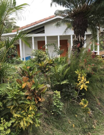 White house with Garden in Cuba